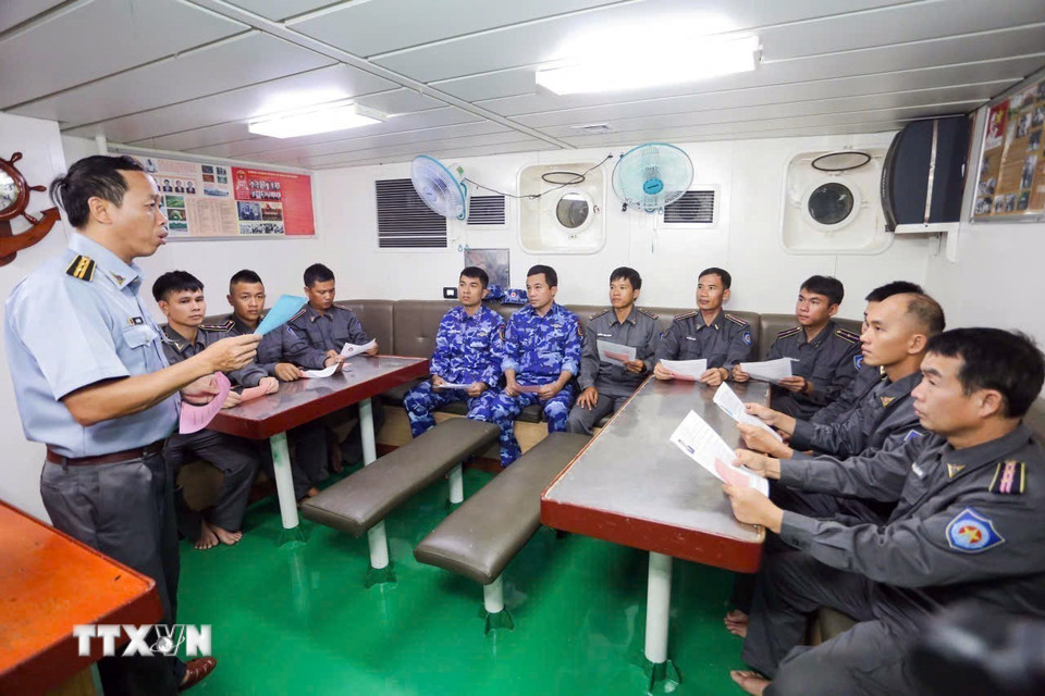 Phổ biến thể lệ bầu cử cho cử tri trên một tàu trực bỏ phiếu bầu. (Ảnh: TTXVN phát)