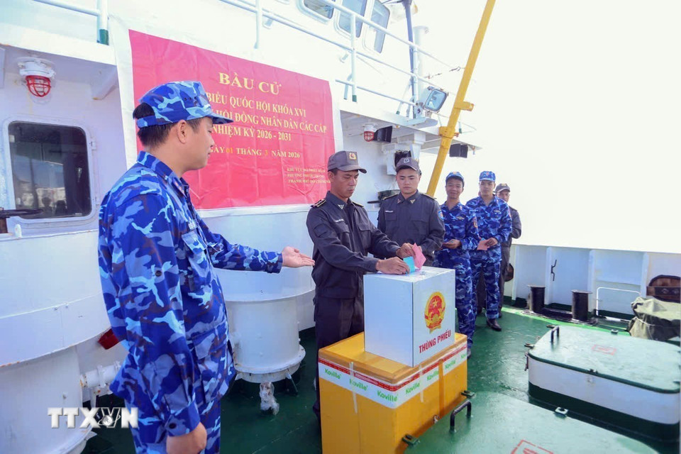 Cử tri trên một tàu trực bỏ phiếu bầu. (Ảnh: TTXVN phát)
