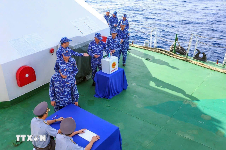 Cử tri trên một tàu trực bỏ phiếu bầu. (Ảnh: TTXVN phát)