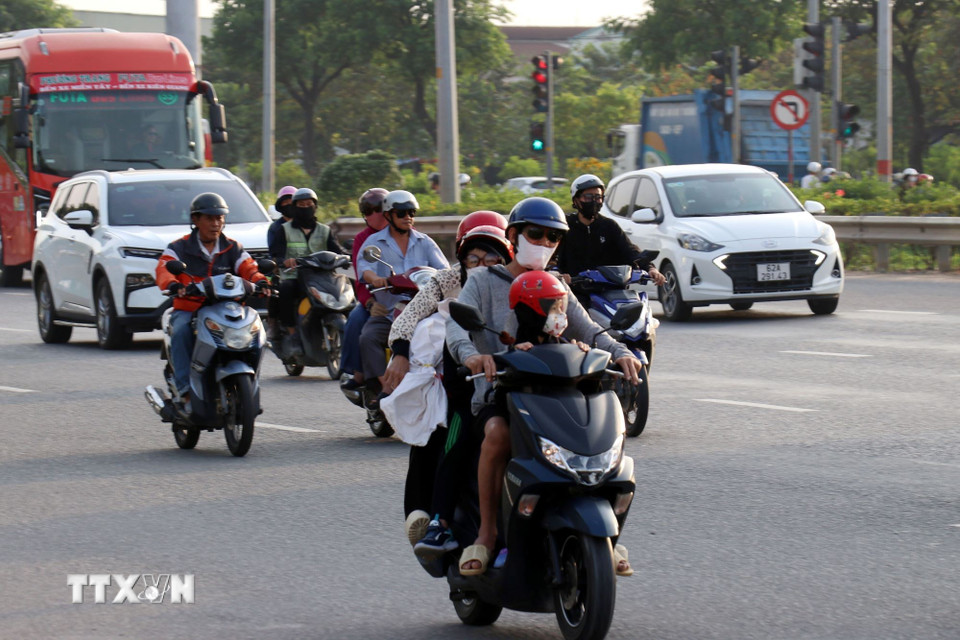 Người dân chở theo đồ đạc di chuyển về Thành phố Hồ Chí Minh chiều 4/1/2026. (Ảnh: Tiến Lực/TTXVN)