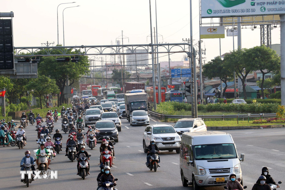 Phương tiện từ các tỉnh miền Tây di chuyển về Thành phố Hồ Chí Minh trên Quốc lộ 1 tăng cao vào khung giờ chiều. (Ảnh: Tiến Lực/TTXVN)