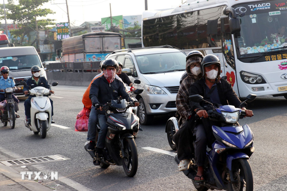 Người dân chở theo đồ đạc di chuyển về Thành phố Hồ Chí Minh chiều 4/1/2026. (Ảnh: Tiến Lực/TTXVN)