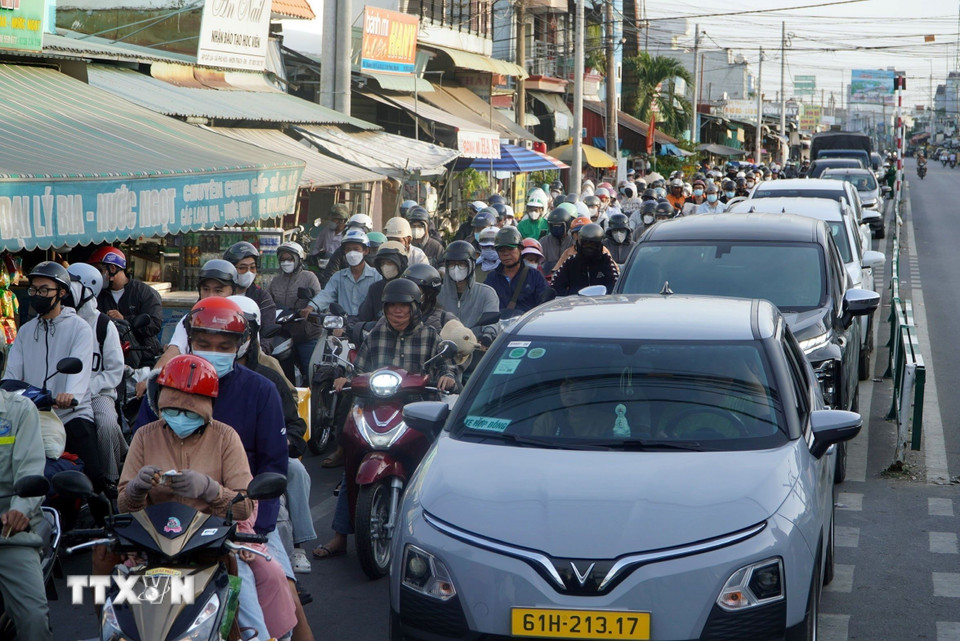 Phương tiện xếp hàng chờ qua phà Cát Lái, nối Đồng Nai và Thành phố Hồ Chí Minh. (Ảnh: TTXVN phát)