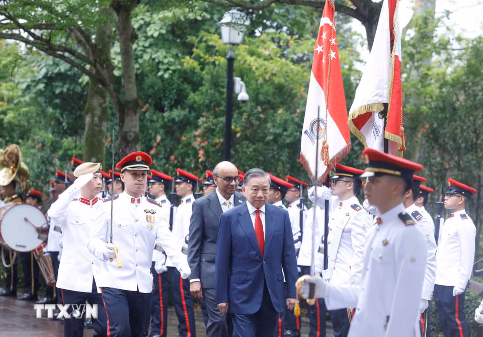 Tổng Bí thư, Chủ tịch nước Tô Lâm và Tổng thống Singapore Tharman Shanmugaratnam duyệt Đội danh dự. (Ảnh: Thống Nhất/TTXVN)