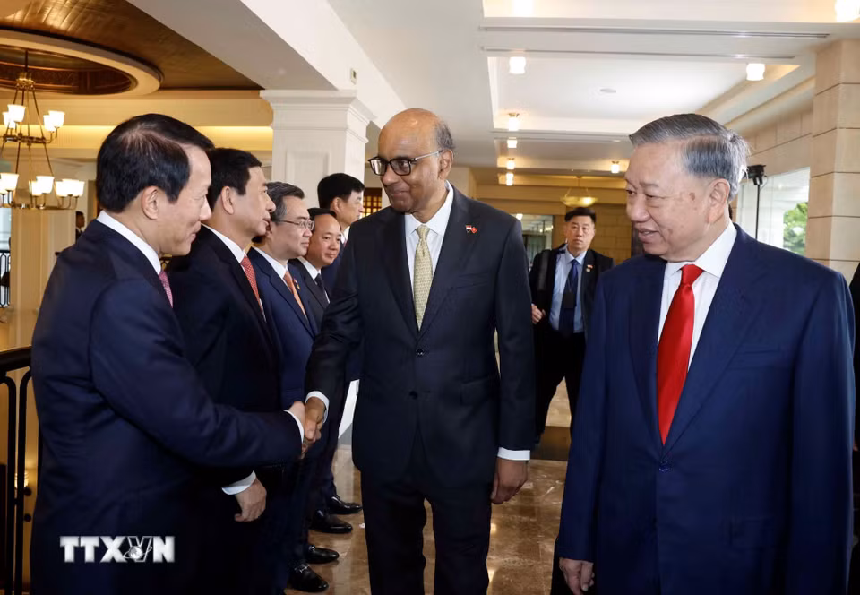 Tổng Bí thư, Chủ tịch nước Tô Lâm giới thiệu với Tổng thống Singapore Tharman Shanmugaratnam thành viên đoàn đại biểu cấp cao Việt Nam dự Lễ đón. (Ảnh: Thống Nhất/TTXVN)