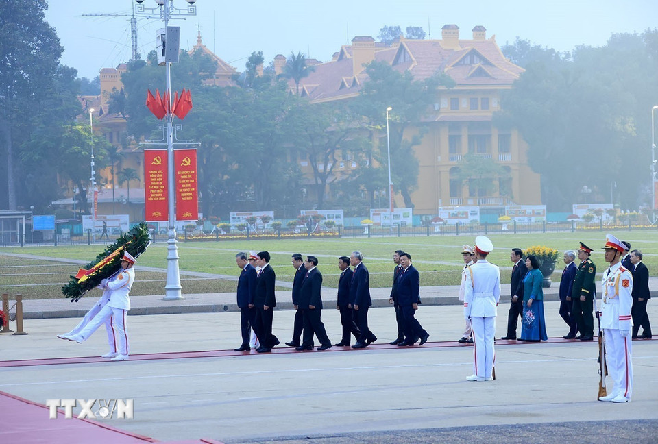 Các đại biểu vào Lăng viếng Chủ tịch Hồ Chí Minh. (Ảnh: TTXVN)