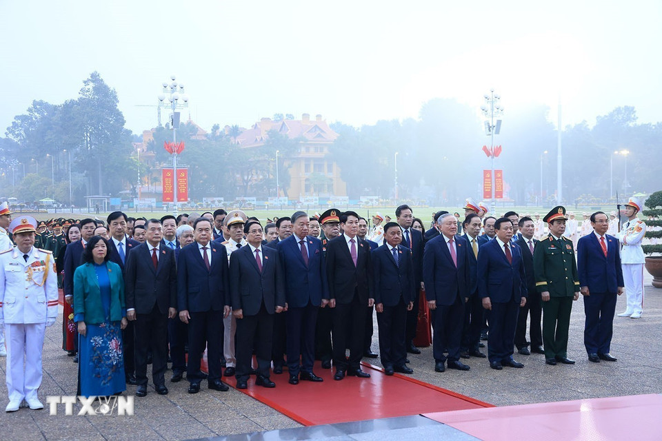 Các đại biểu thành kính tưởng niệm Chủ tịch Hồ Chí Minh. (Ảnh: TTXVN)