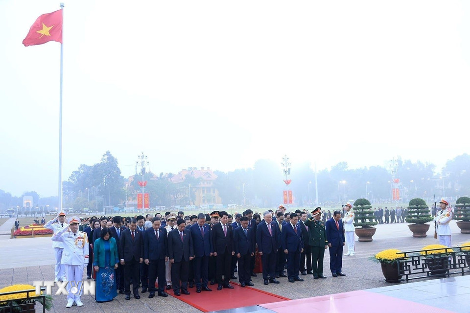 Các đại biểu vào Lăng viếng Chủ tịch Hồ Chí Minh. (Ảnh: TTXVN)