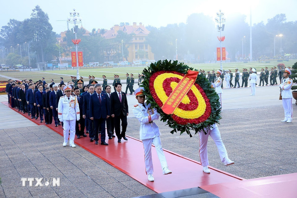 Các đại biểu vào Lăng viếng Chủ tịch Hồ Chí Minh. (Ảnh: TTXVN)