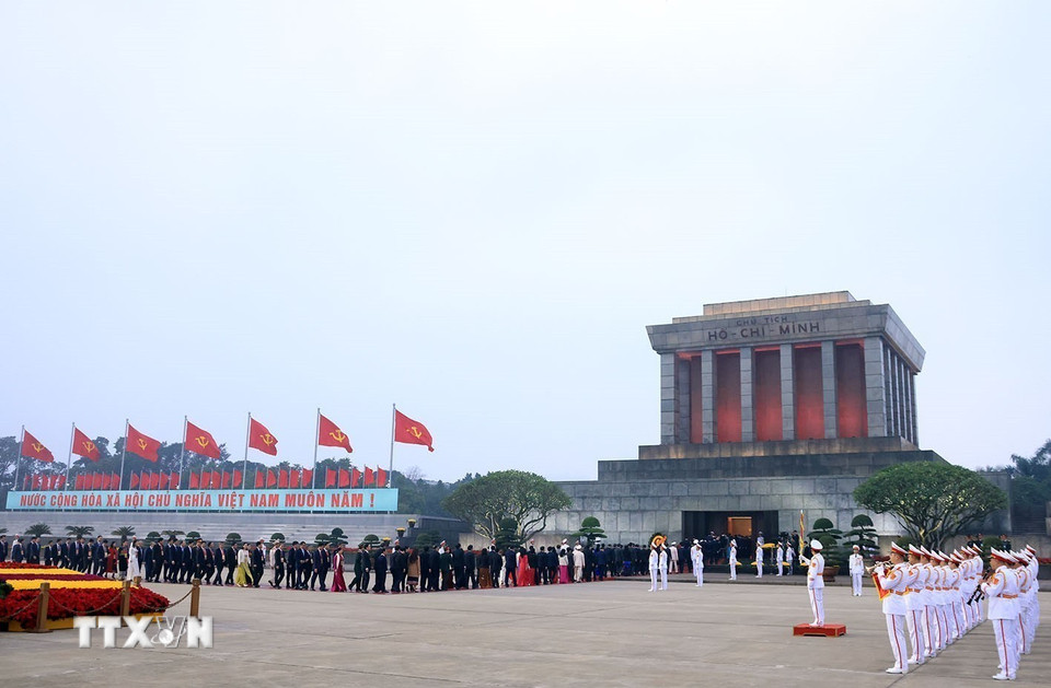 Các đại biểu vào Lăng viếng Chủ tịch Hồ Chí Minh. (Ảnh: TTXVN)