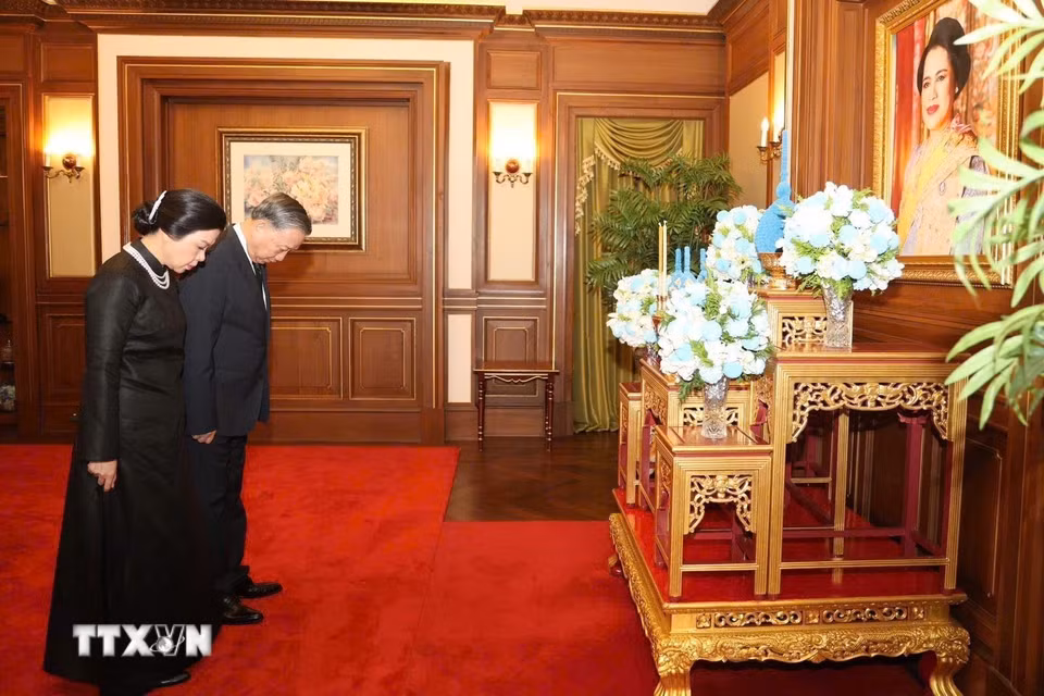 Tổng Bí thư, Chủ tịch nước Tô Lâm cùng Phu nhân Ngô Phương Ly viếng Hoàng Thái hậu Thái Lan Sirikit. (Ảnh: TTXVN phát)