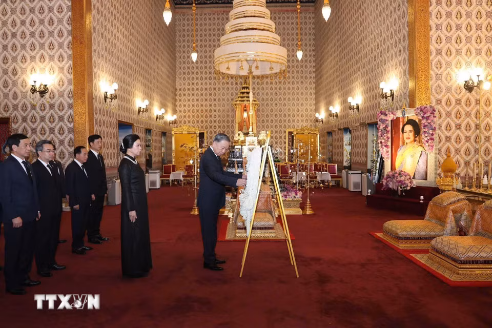 Trước đó, Tổng Bí thư, Chủ tịch nước cùng Phu nhân và đoàn đại biểu cấp cao Việt Nam đến đặt vòng hoa viếng và ký sổ tang Hoàng Thái hậu Thái Lan Sirikit. (Ảnh: TTXVN phát)
