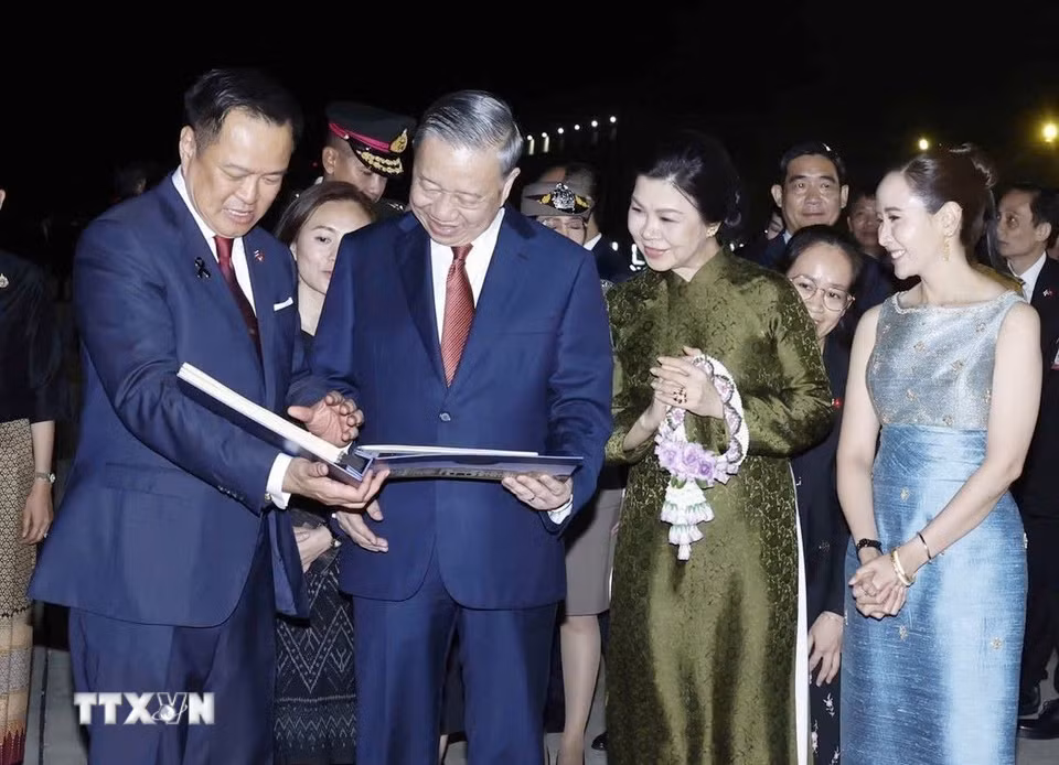 Thủ tướng Thái Lan Anutin Charnvirakul và Phu nhân trân trọng tặng Tổng Bí thư, Chủ tịch nước Tô Lâm và Phu nhân cuốn album ảnh những hoạt động của Tổng Bí thư, Chủ tịch nước và Phu nhân trong chuyến thăm chính thức Thái Lan. (Ảnh: Thống Nhất/TTXVN)