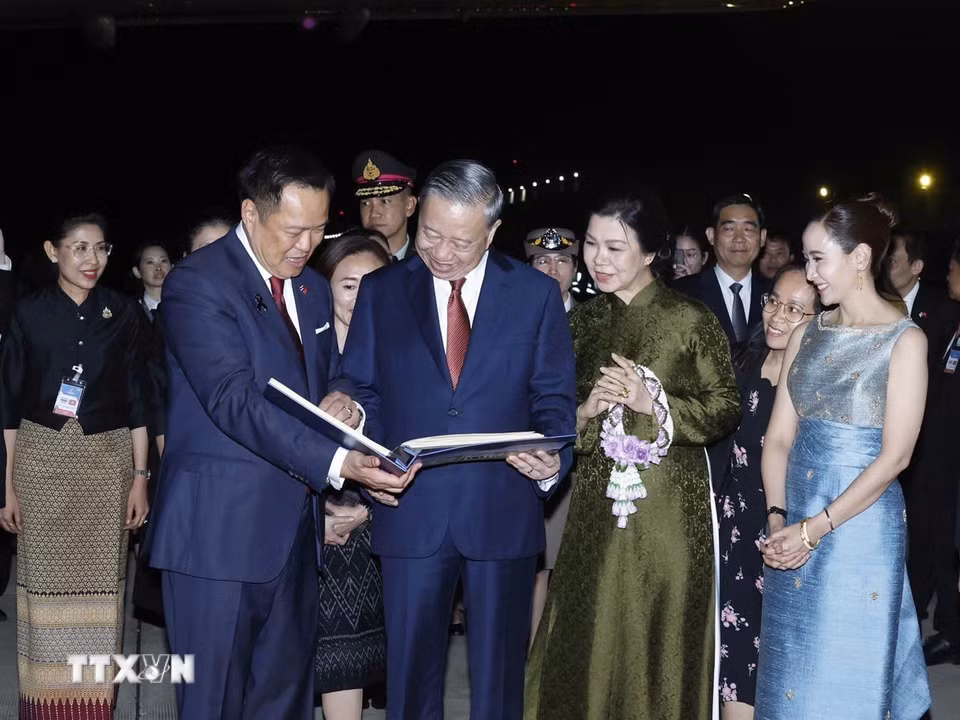 Thủ tướng Thái Lan Anutin Charnvirakul và Phu nhân trân trọng tặng Tổng Bí thư, Chủ tịch nước Tô Lâm và Phu nhân cuốn album ảnh những hoạt động của Tổng Bí thư, Chủ tịch nước và Phu nhân trong chuyến thăm chính thức Thái Lan. (Ảnh: Thống Nhất/TTXVN)