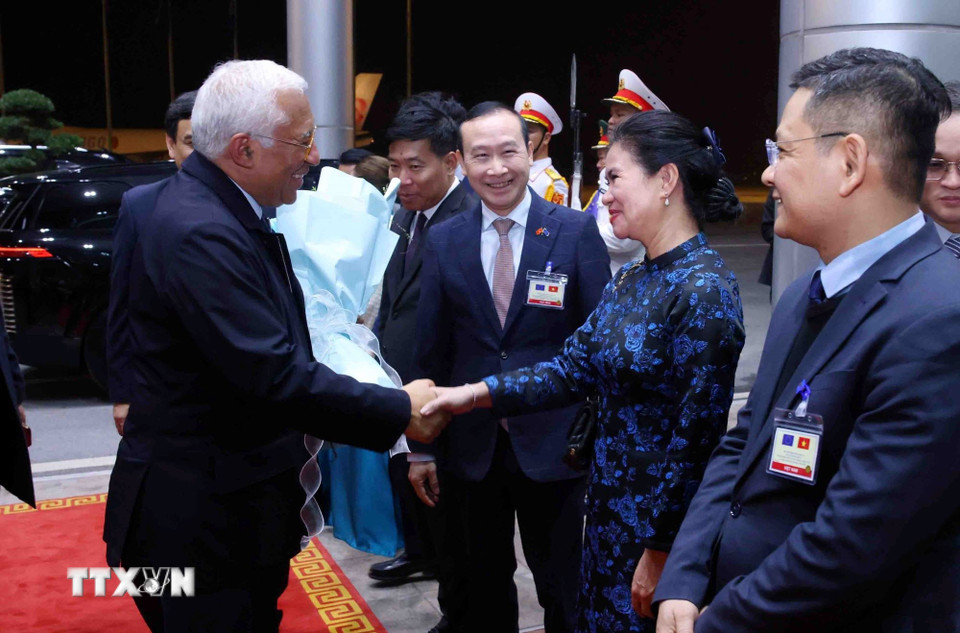 Lễ đón Chủ tịch Hội đồng châu Âu António Costa tại sân bay quốc tế Nội Bài, Hà Nội. (Ảnh: Phạm Kiên/TTXVN)