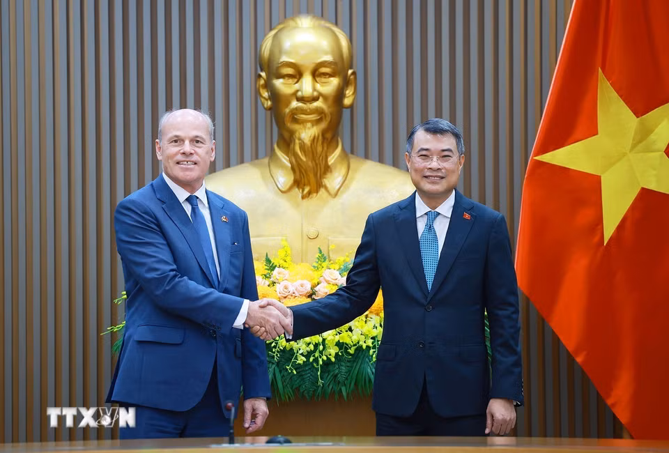 Thủ tướng Lê Minh Hưng tiếp ông James Nickel, Đại sứ Canada tại Việt Nam. (Ảnh: Dương Giang/TTXVN)
