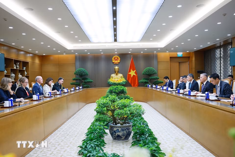 Thủ tướng Lê Minh Hưng tiếp ông James Nickel, Đại sứ Canada tại Việt Nam. (Ảnh: Dương Giang/TTXVN)