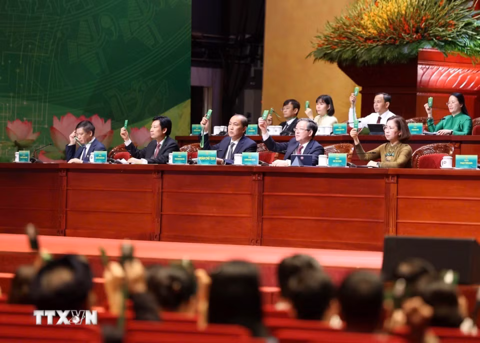 Đoàn Chủ tịch biểu quyết thông qua Chương trình Đại hội. (Ảnh: Hoàng Hiếu/TTXVN)