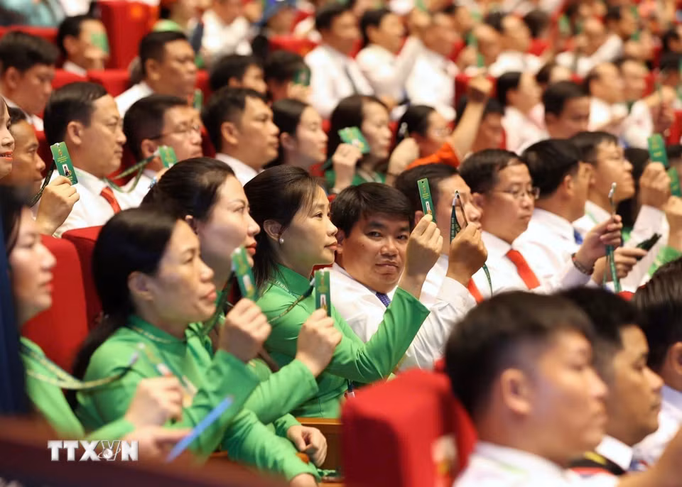 Các đại biểu biểu quyết thông qua danh sách Ban thẩm tra tư cách đại biểu. (Ảnh: Hoàng Hiếu/TTXVN)