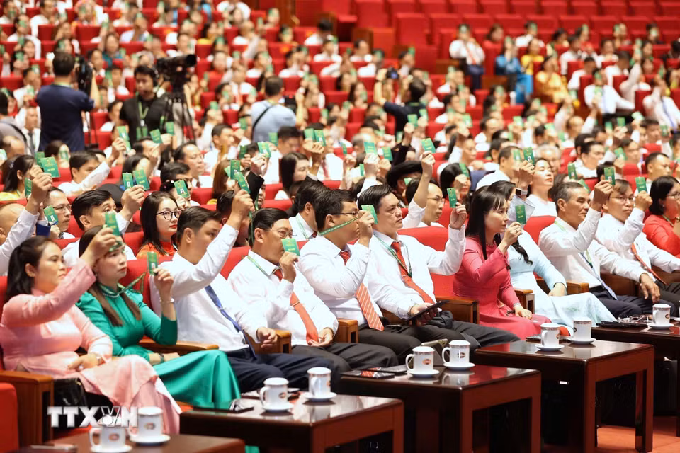 Các đại biểu biểu quyết thông qua Chương trình Đại hội. (Ảnh: Hoàng Hiếu/TTXVN)