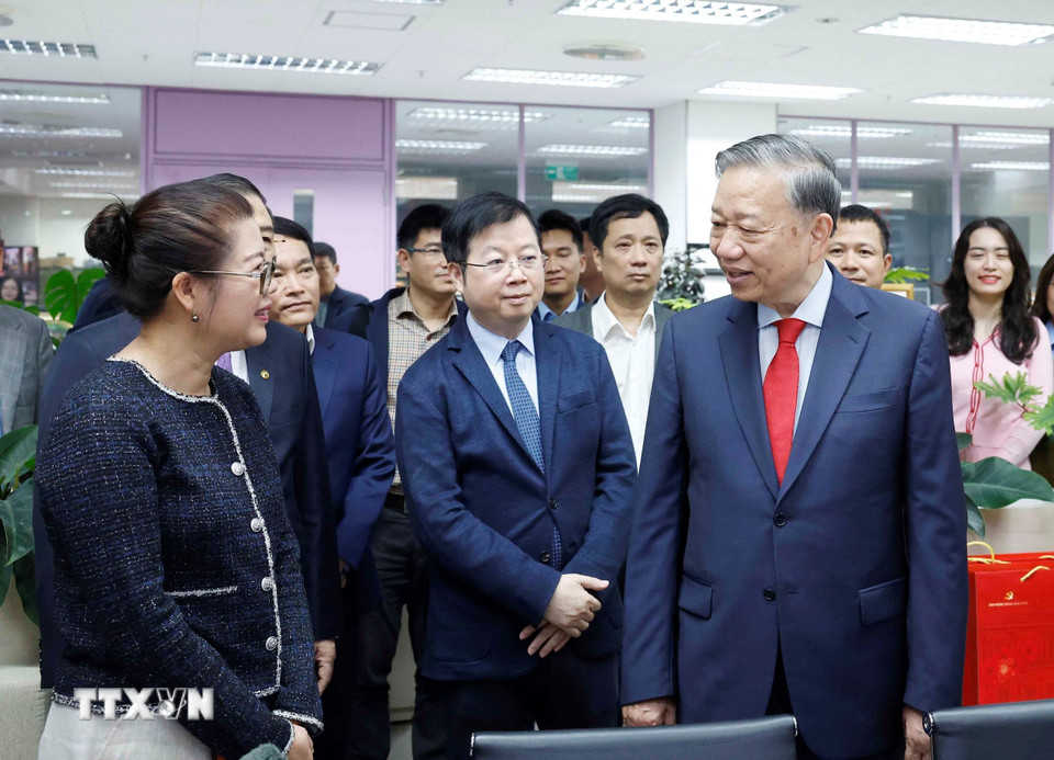 Tổng Bí thư Tô Lâm tới thăm, chúc tết cán bộ, phóng viên, biên tập viên, kỹ thuật viên và người lao động Đài Truyền hình Việt Nam. (Ảnh: Thống Nhất/TTXVN)