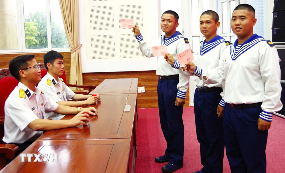 Cán bộ, chiến sỹ Vùng 2 Hải quân bày tỏ niềm vinh dự khi là đơn vị đầu tiên của cả nước thực hiện nhiệm vụ bầu cử sớm. (Ảnh: TTXVN phát)