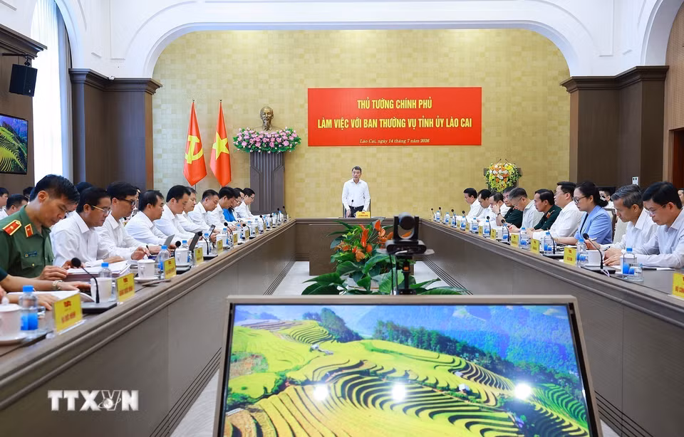 Thủ tướng Lê Minh Hưng làm việc với Ban Thường vụ Tỉnh ủy Lào Cai. (Ảnh: Dương Giang/TTXVN)