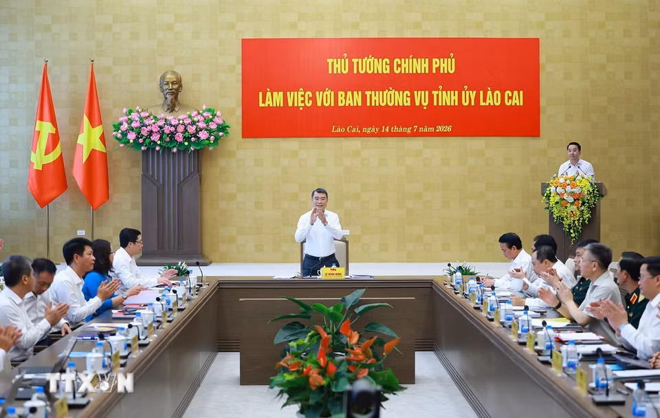 Thủ tướng Lê Minh Hưng làm việc với Ban Thường vụ Tỉnh ủy Lào Cai về thực hiện nhiệm vụ phát triển kinh tế-xã hội và mục tiêu tăng trưởng “2 con số,” giải ngân vốn đầu tư công, vận hành chính quyền địa phương 2 cấp, bảo đảm quốc phòng, an ninh, xây dựng Đảng, hệ thống chính trị và tháo gỡ khó khăn vướng mắc của địa phương. (Ảnh: Dương Giang/TTXVN)