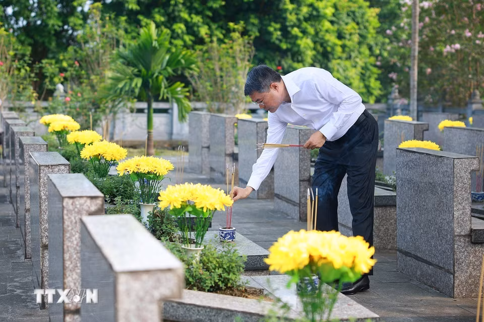 Thủ tướng Lê Minh Hưng thắp hương trên phần mộ liệt sỹ tại Nghĩa trang Liệt sỹ trung tâm tỉnh Lào Cai. (Ảnh: Dương Giang/TTXVN)