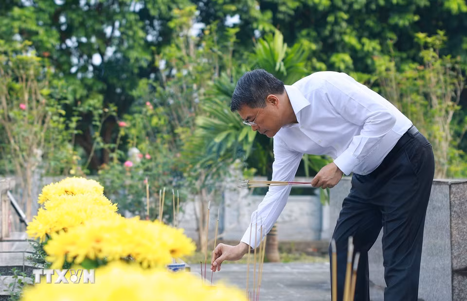 Thủ tướng Lê Minh Hưng thắp hương trên phần mộ liệt sỹ tại Nghĩa trang Liệt sỹ trung tâm tỉnh Lào Cai. (Ảnh: Dương Giang/TTXVN)