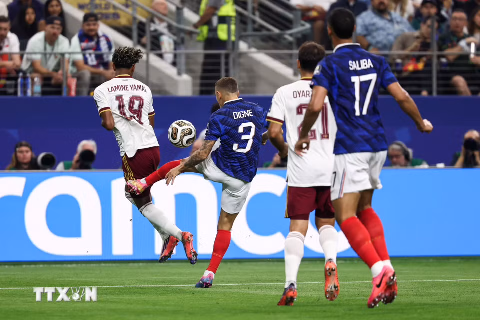 ...và Tây Ban Nha là những người có cơ hội thuận lợi trước khi được hưởng penalty sau tình huống Digne phạm lỗi với Yamal trong vòng cấm. (Ảnh: AFP/TTXVN)