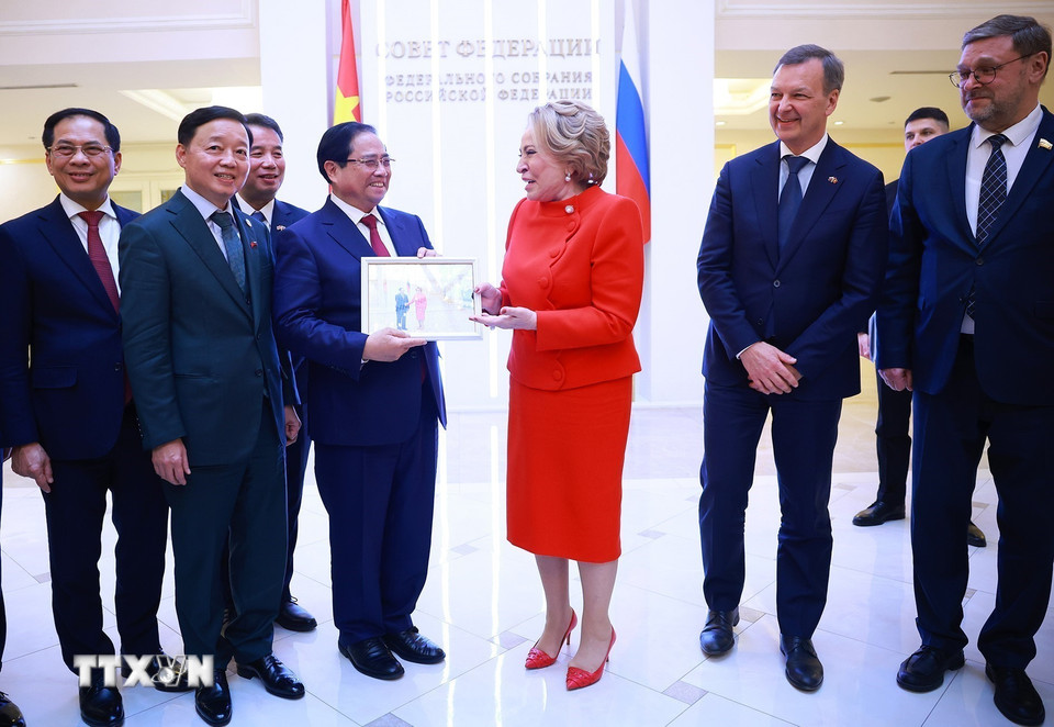 Chủ tịch Hội đồng Liên bang Nga Valentina Matviyenko tặng ảnh lưu niệm cho Thủ tướng Phạm Minh Chính. (Ảnh: Dương Giang/TTXVN)