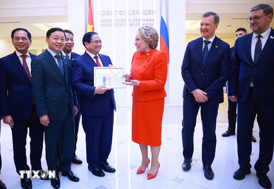 Chủ tịch Hội đồng Liên bang Nga Valentina Matviyenko tặng ảnh lưu niệm cho Thủ tướng Phạm Minh Chính. (Ảnh: Dương Giang/TTXVN)