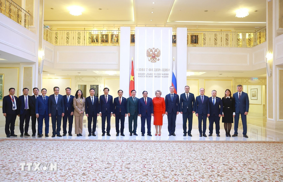 Thủ tướng Phạm Minh Chính và Chủ tịch Hội đồng Liên bang Nga Valentina Matviyenko với thành viên đoàn hai nước. (Ảnh: Dương Giang/TTXVN)