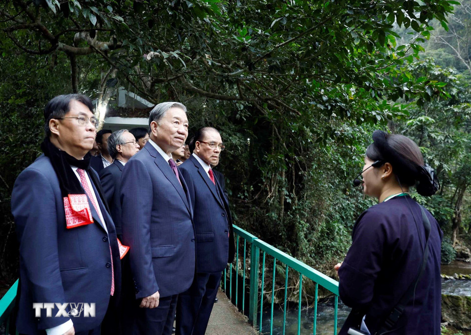 Tổng Bí thư Tô Lâm thăm Khu Di tích quốc gia đặc biệt Pác Bó. (Ảnh: Thống Nhất/TTXVN)