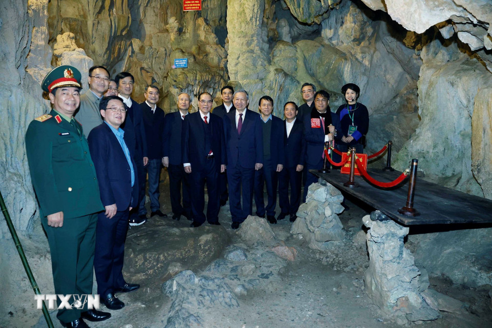 Tổng Bí thư Tô Lâm thăm hang Cốc Bó. (Ảnh: Thống Nhất/TTXVN)