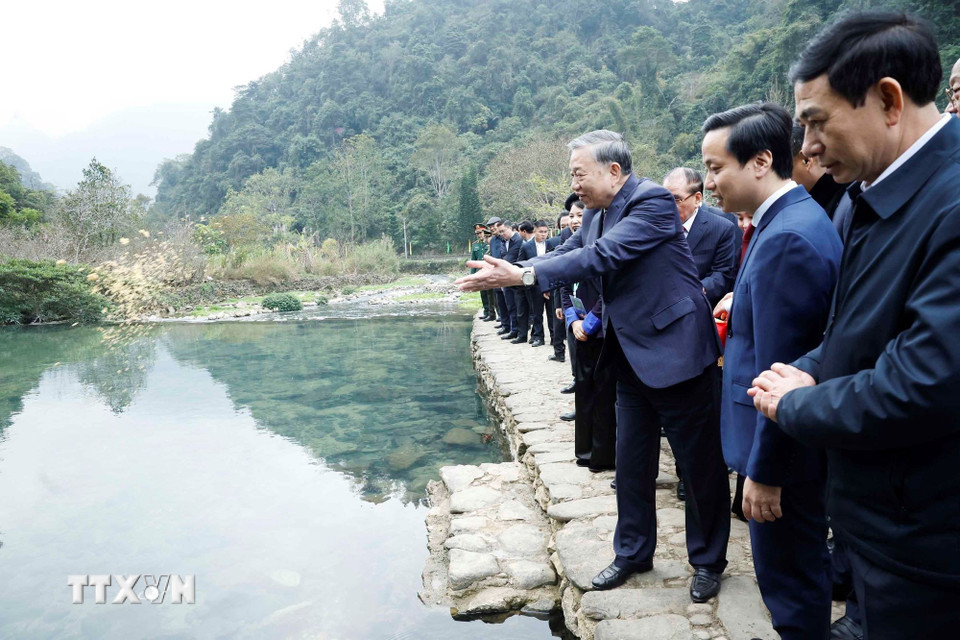 Tổng Bí thư Tô Lâm cùng đoàn công tác Trung ương thăm Khu Di tích quốc gia đặc biệt Pác Bó. (Ảnh: Thống Nhất/TTXVN)