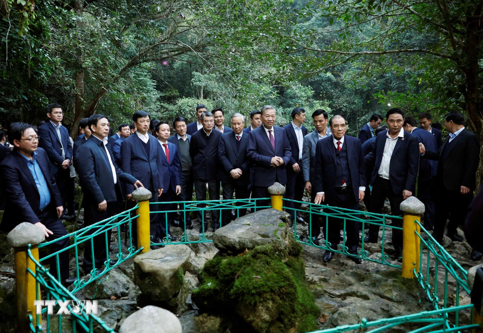 Tổng Bí thư Tô Lâm cùng đoàn công tác Trung ương thăm Khu Di tích quốc gia đặc biệt Pác Bó. (Ảnh: Thống Nhất/TTXVN)