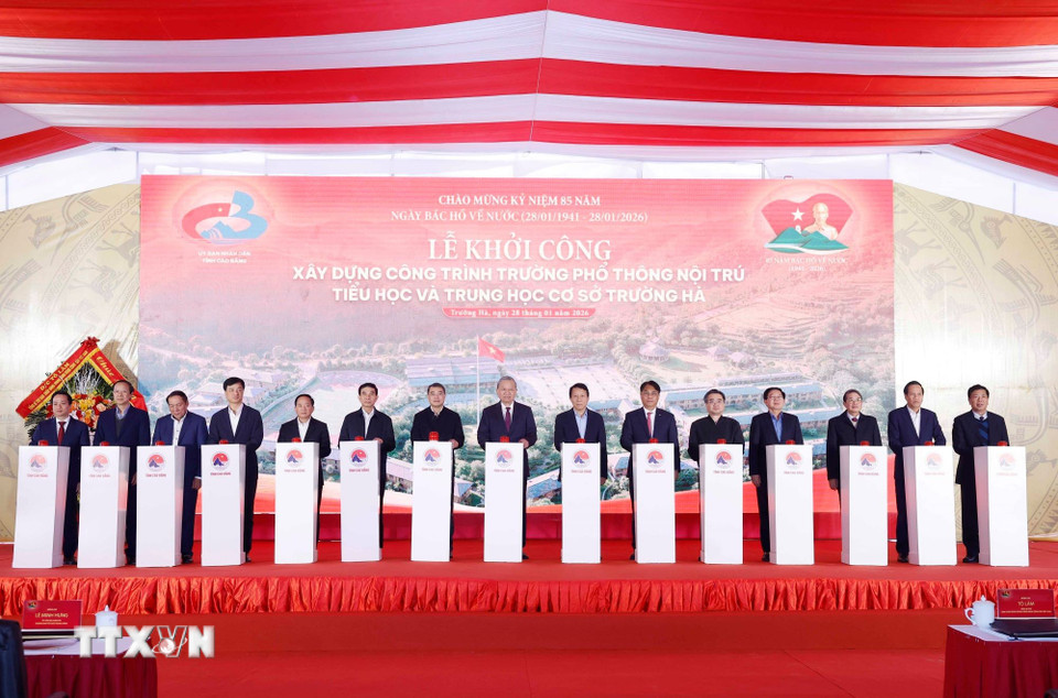 Tổng Bí thư Tô Lâm cùng các đại biểu thực hiện nghi thức khởi công xây dựng công trình Trường Phổ thông nội trú Tiểu học và Trung học Cơ sở Trường Hà. (Ảnh: Thống Nhất/TTXVN)