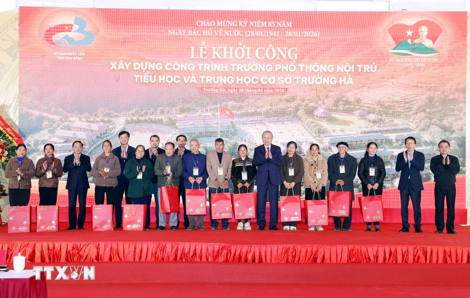 Tổng Bí thư Tô Lâm tặng quà cho gia đình có hoàn cảnh khó khăn tại xã Trường Hà. (Ảnh: Thống Nhất/TTXVN)