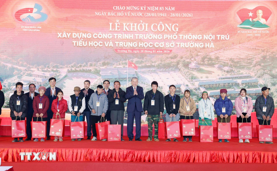 Tổng Bí thư Tô Lâm tặng quà cho gia đình có hoàn cảnh khó khăn tại xã Trường Hà. (Ảnh: Thống Nhất/TTXVN)