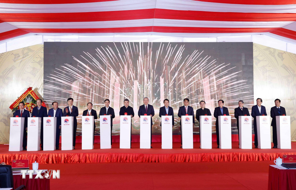 Tổng Bí thư Tô Lâm cùng các đại biểu thực hiện nghi thức khởi công xây dựng công trình Trường Phổ thông nội trú Tiểu học và Trung học Cơ sở Trường Hà. (Ảnh: Thống Nhất/TTXVN)