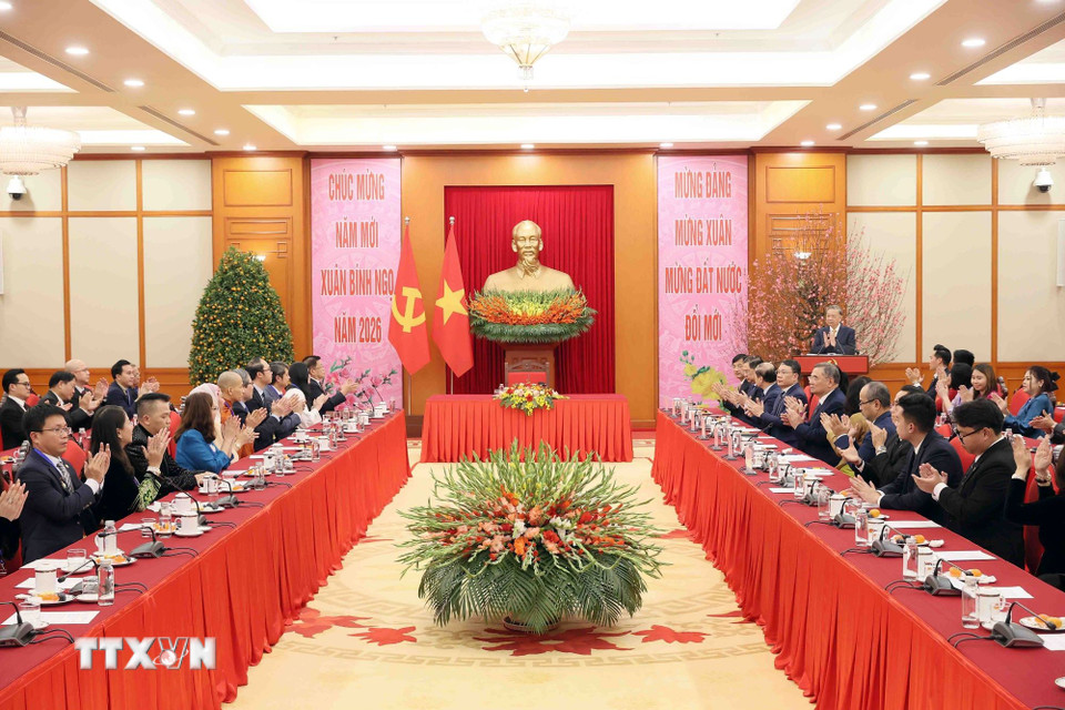 Tổng Bí thư Tô Lâm gặp mặt Đoàn kiều bào tiêu biểu tham dự Chương trình Xuân Quê hương 2026. (Ảnh: An Đăng/TTXVN)