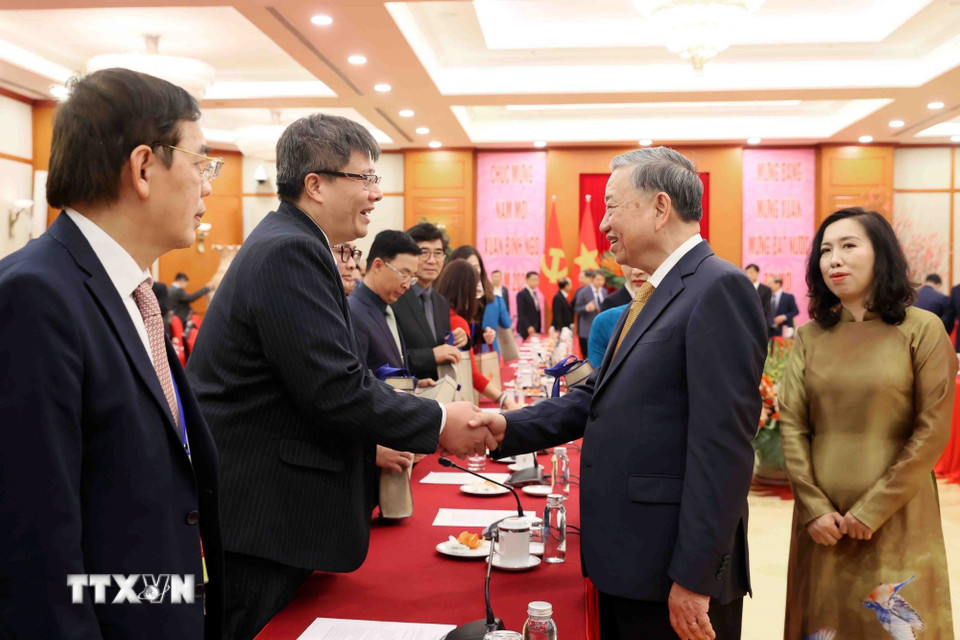 Tổng Bí thư Tô Lâm với các đại biểu tham dự Chương trình Xuân Quê hương 2026. (Ảnh: An Đăng/TTXVN)