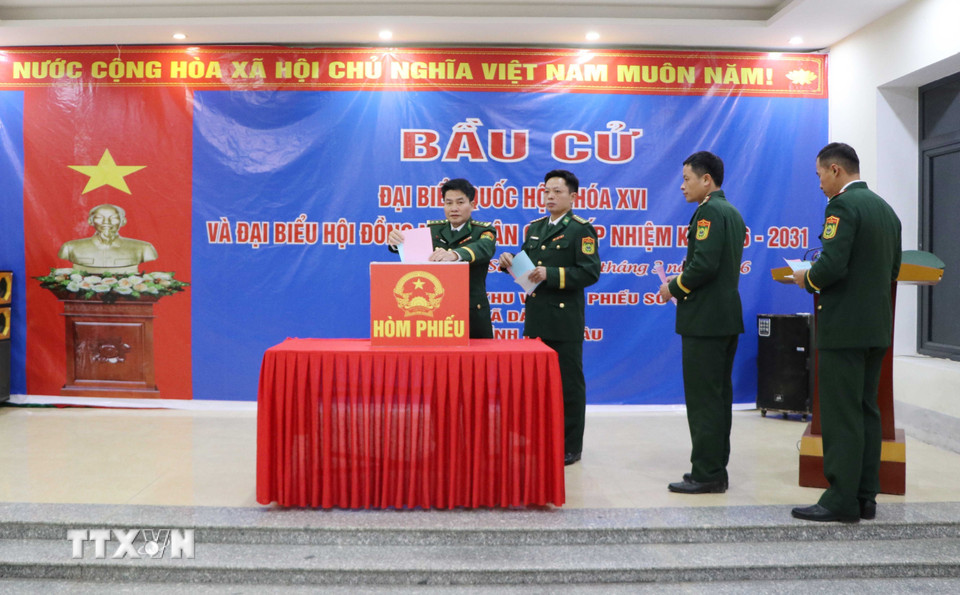Các cử tri Đồn Biên phòng Dào San bỏ phiếu bầu cử đại biểu Quốc hội khóa XVI và đại biểu HĐND các cấp nhiệm kỳ 2026-2031. (Ảnh: Nguyễn Oanh/TTXVN)