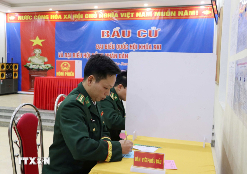 Các cử tri lựa chọn người xứng đáng để bỏ phiếu. (Ảnh: Nguyễn Oanh/TTXVN)