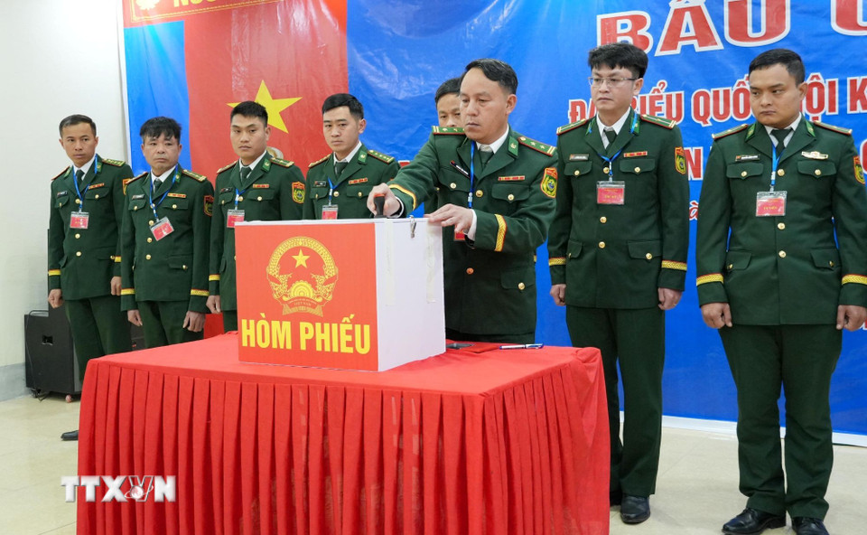 Thực hiện đóng dấu niêm phong hòm phiếu. (Ảnh: Nguyễn Oanh/TTXVN)