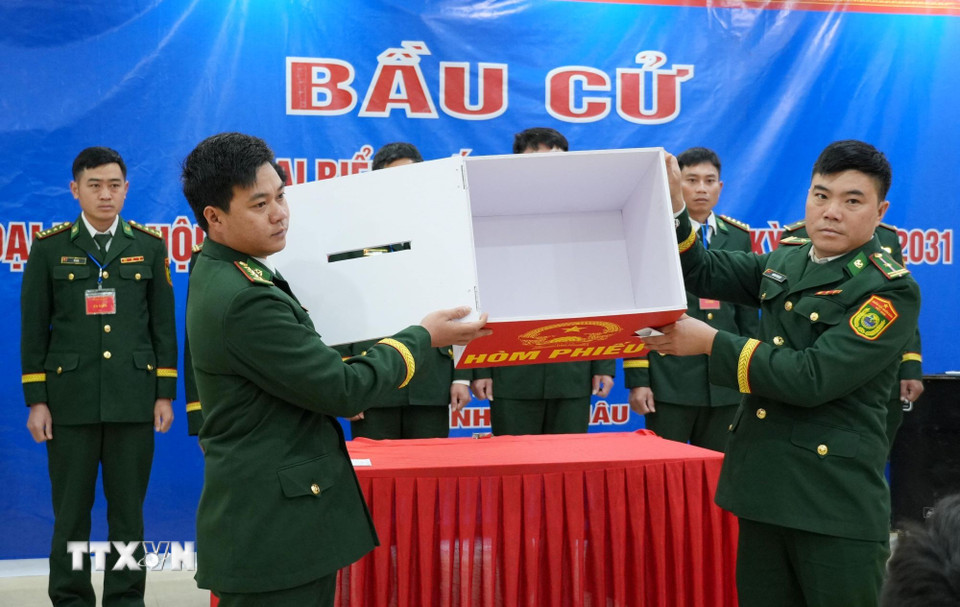 Kiểm tra hòm phiếu trước khi bầu cử. (Ảnh: Nguyễn Oanh/TTXVN)