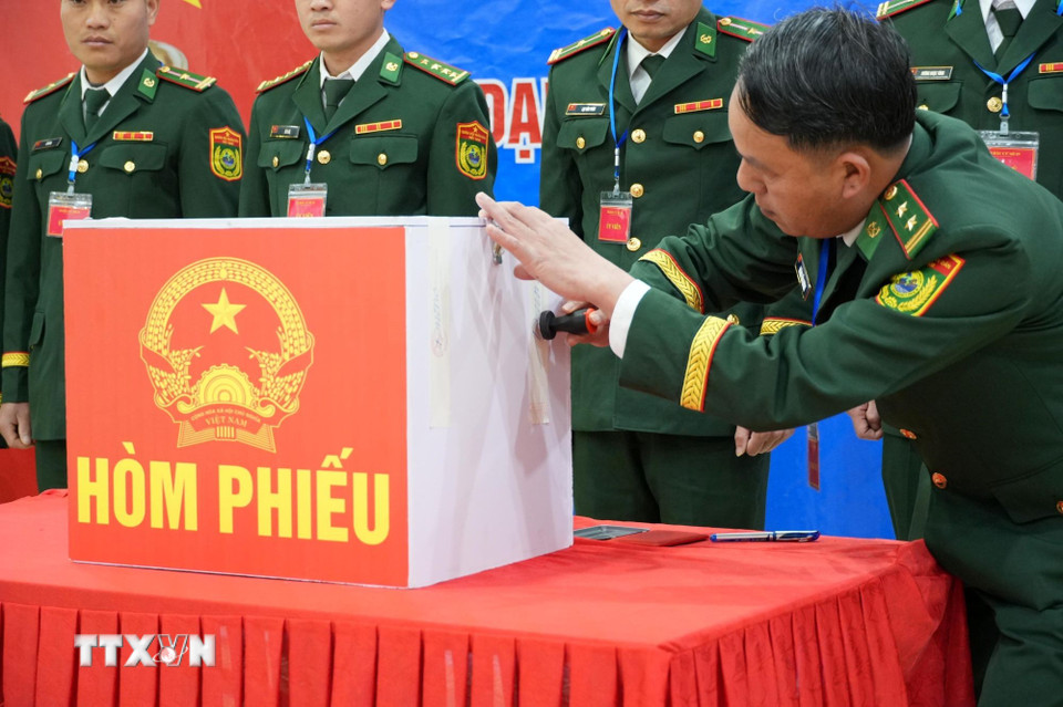 Thực hiện đóng dấu niêm phong hòm phiếu. (Ảnh: Nguyễn Oanh/TTXVN)
