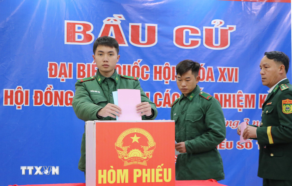 Chiến sỹ Trần Đức Tài, Đồn Biên phòng Dào San bỏ phiếu bầu cử tại tổ bầu cử số 19. (Ảnh: Nguyễn Oanh/TTXVN)